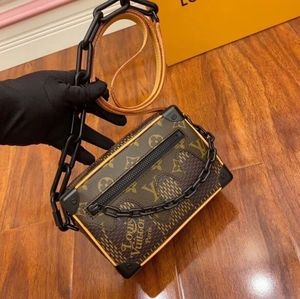 Meet your Posher, Merry